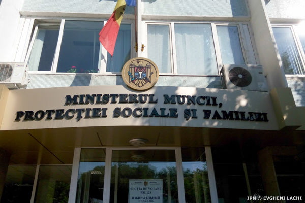 Cei trei viceminiştri ai muncii, protecţiei sociale şi familiei şi-au depus cererea de demisie.