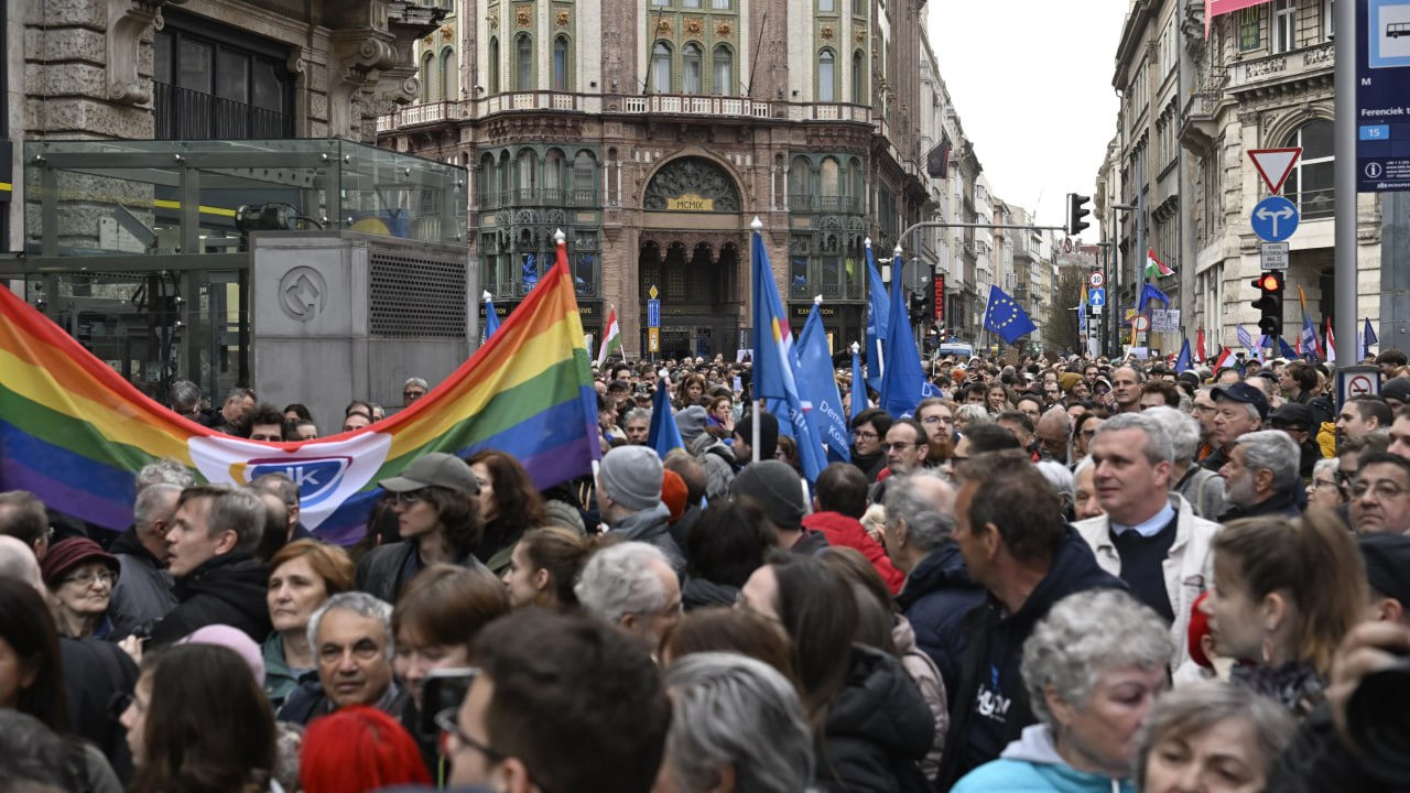 Proteste în Ungaria împotriva legii care interzice paradele LGBTQ+.