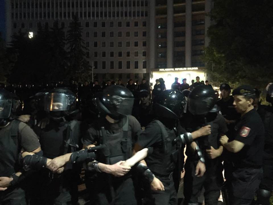 Как сообщает полиция, в ходе акции протеста имели место несколько потасовок между протестующими и правоохранителями, участвовавшими в поддержании общественного порядка и спокойствия