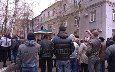 Пророссийские активисты водрузили флаг России над зданием городской администрации Славянска.