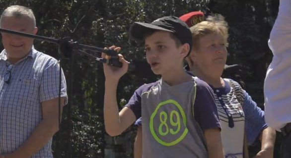 Mesajul unui băieţel la protest: Ei ne fură viitorul. Nu trebuie să-i lăsăm. Foto: independent.md