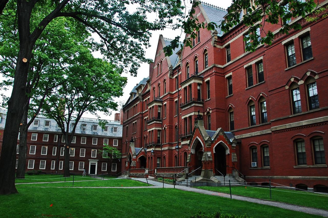 Harvard a retras admiterile a 10 studenți din cauza unor postări pe Facebook. 