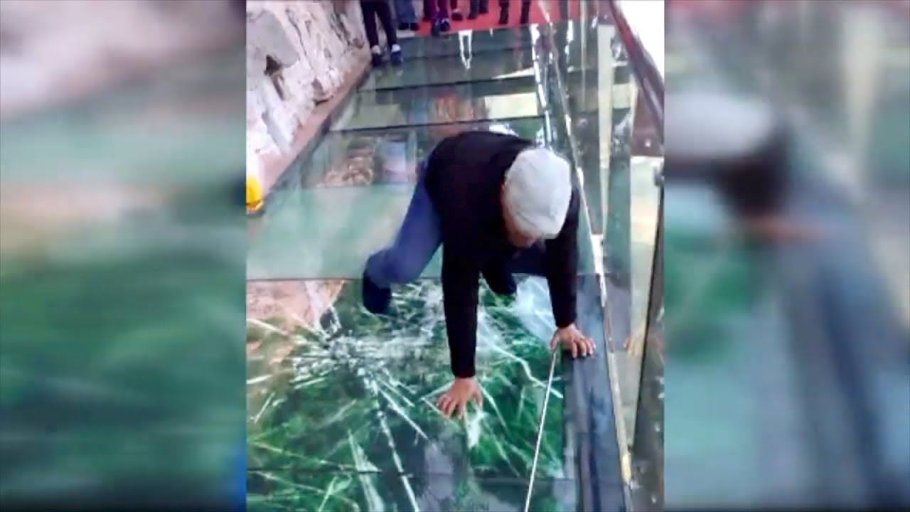 Reacţia turiştilor când pasarela de sticlă crapă sub ei. 