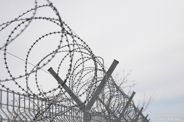 Два молодых человека были приговорены к 20 годам тюремного заключения по обвинению в том, что они проникли в дом пожилой женщины в Чадыр-Лунге, изнасиловали её и вынесли имущество.
