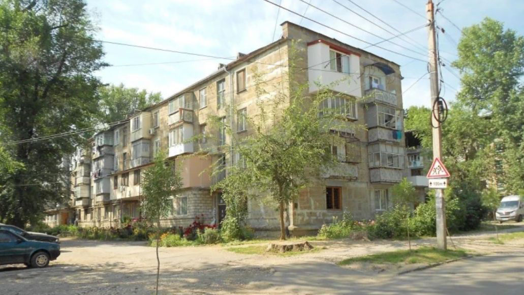Жильцы дома в cтолице жалуются на невыносимый запах из подвала.