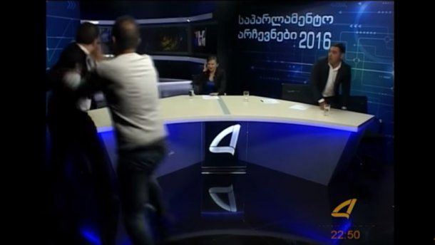 Разнимать горячих кандидатов в депутаты собралось несколько сотрудников телеканала.