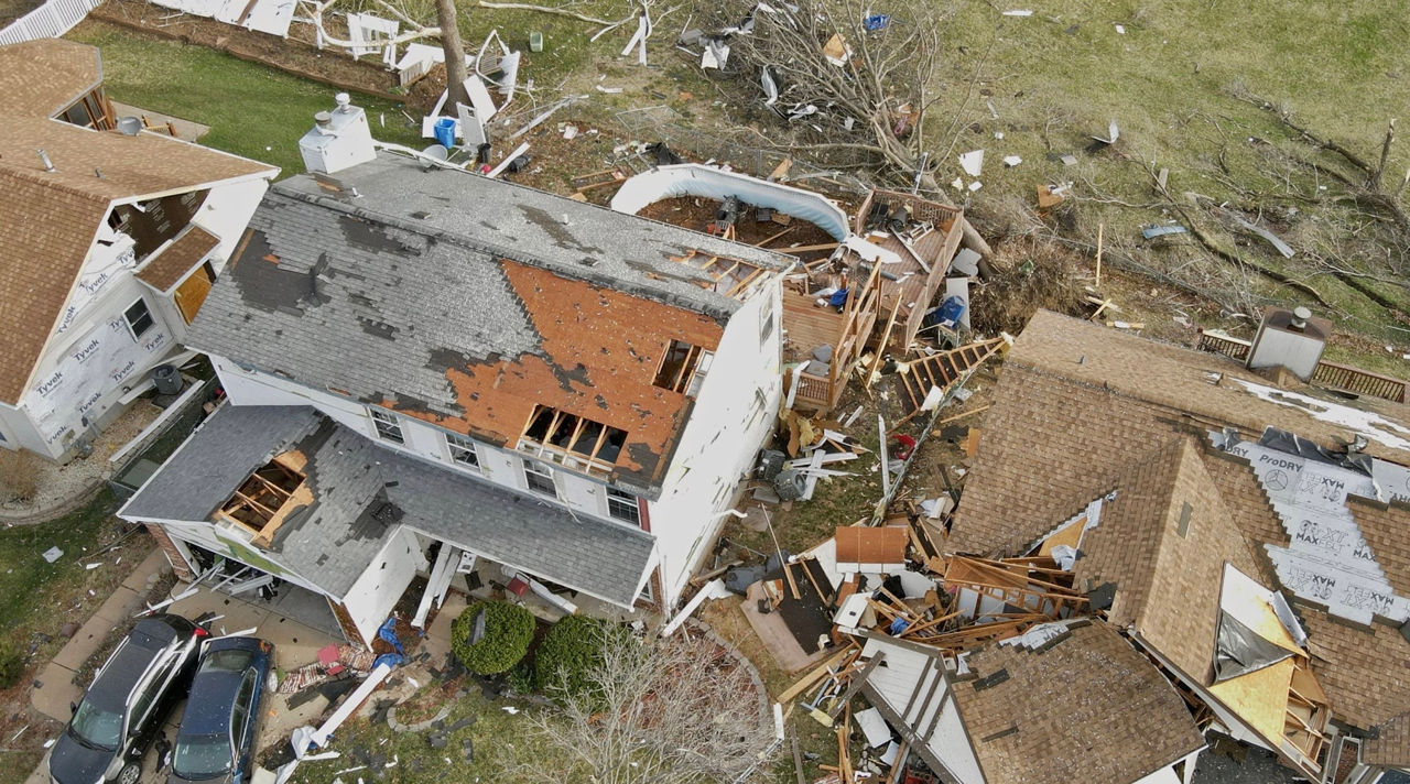 Tornade puternice au lovit SUA: Cel puțin 33 de persoane au murit.