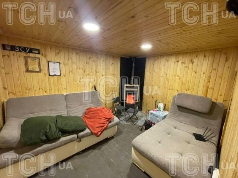 Мужчина под Киевом построил бункер за $18 тысяч с камином и Интернетом.