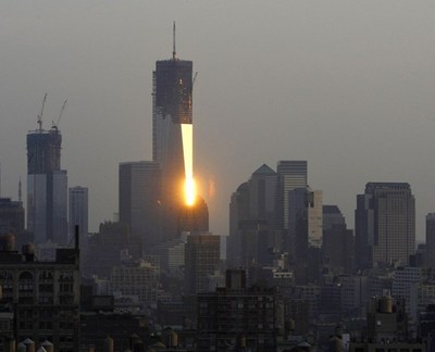 FREEDOM TOWER: New Yorkul pune ultima grindă metalică la cel mai înalt turn (Imagine: Mediafax Foto/AFP)