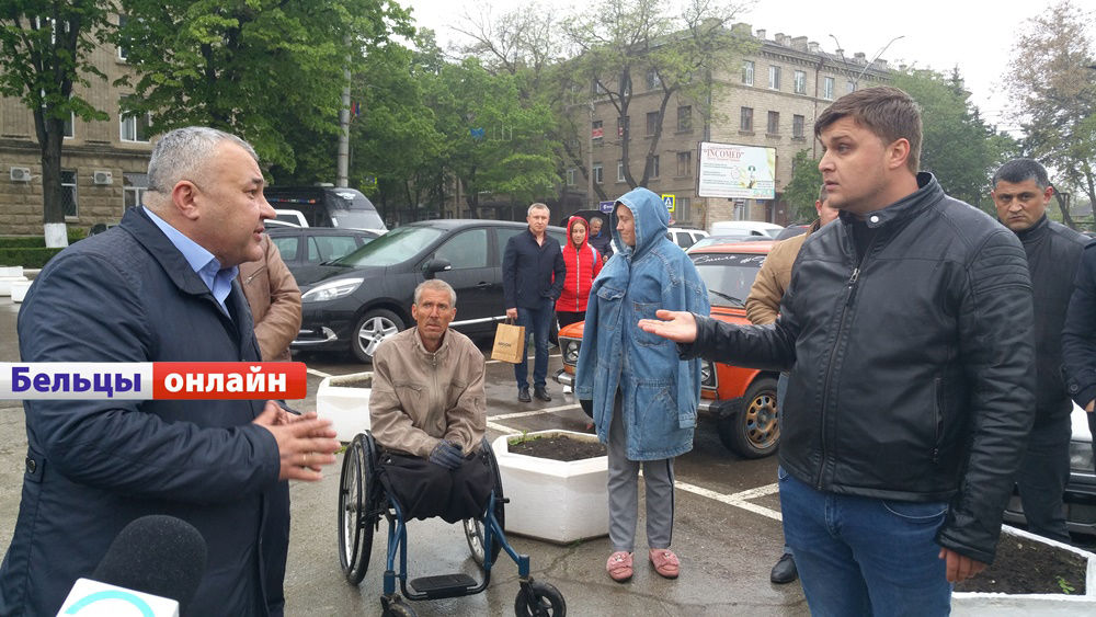У примарии Бельц состоялся флешмоб, на который автомобилисты города принесли с собой шины.