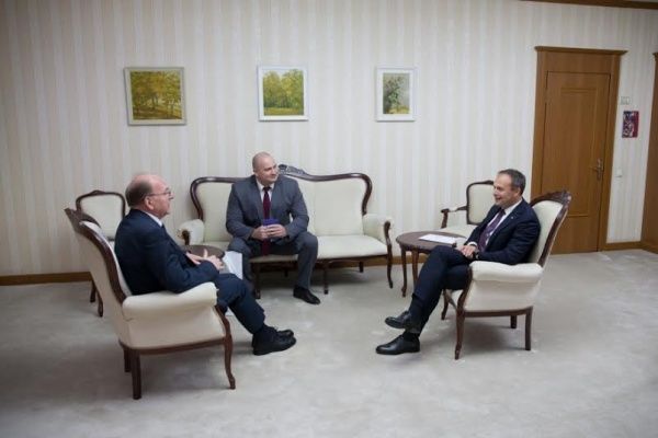 Спикер подтвердил заинтересованность Молдовы в развитии диалога и торгово-экономических отношений между двумя странами.