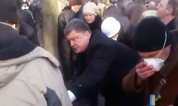 В Сети показали видео, как Порошенко помогает раненым Евромайдана.