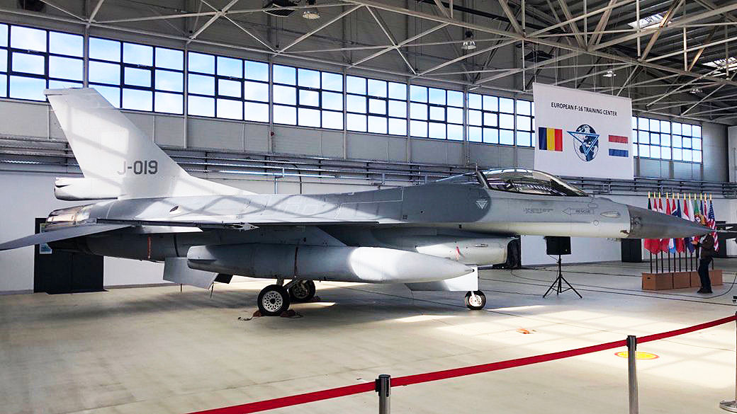 В Румынии открыли центр обучения пилотов F-16.