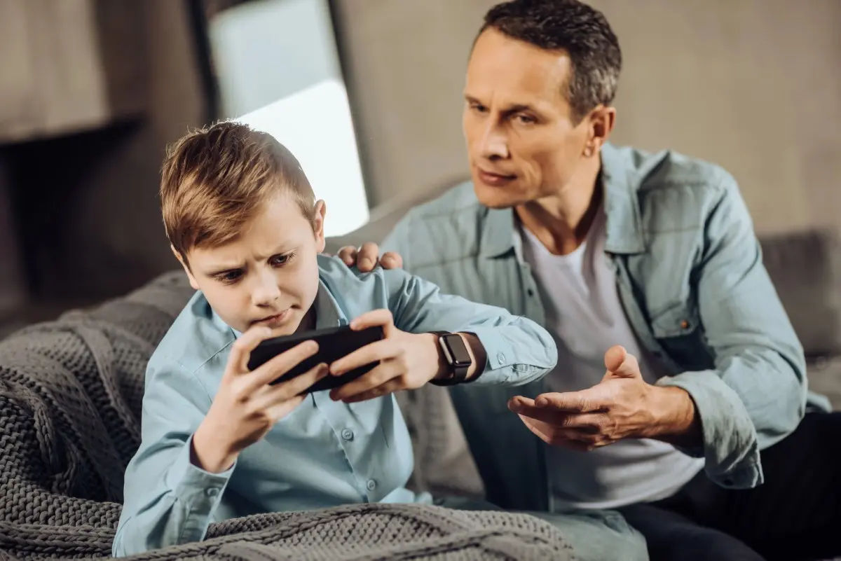Două ore de navigare pe smartphone măresc de patru ori riscul de depresie la adolescenți.
