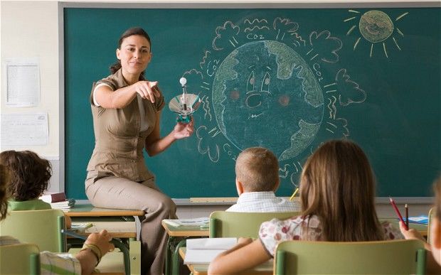 По данным властей, в школах страны не хватает около двух тысяч учителей.