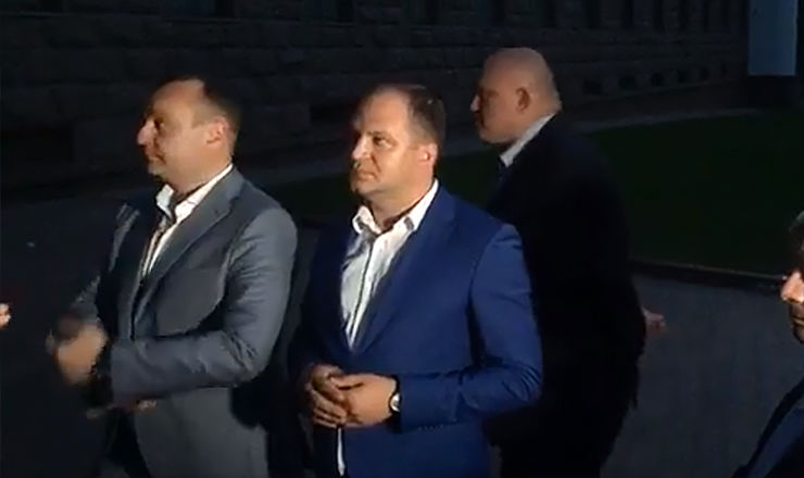 Полиция разрешила депутатам-социалистам войти в парламент.