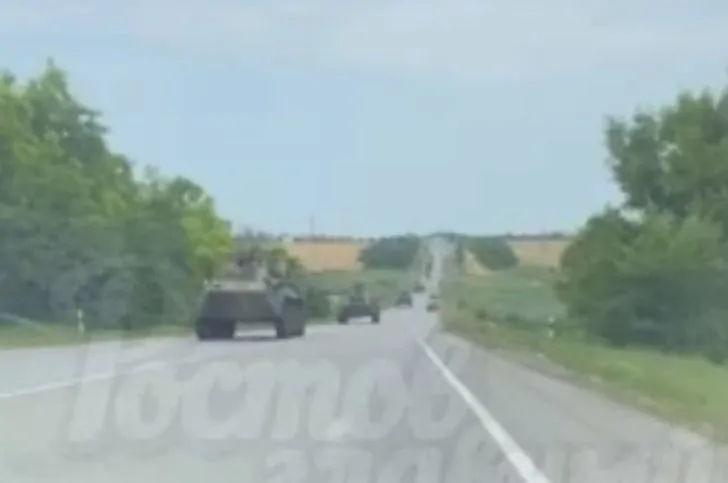 В сторону Ростова-на-Дону едет большая колонна военной техники чеченских подразделений.