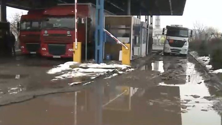 Catastrofă la Vama Albiţa: Drumul, plin de gropi de peste trei metri