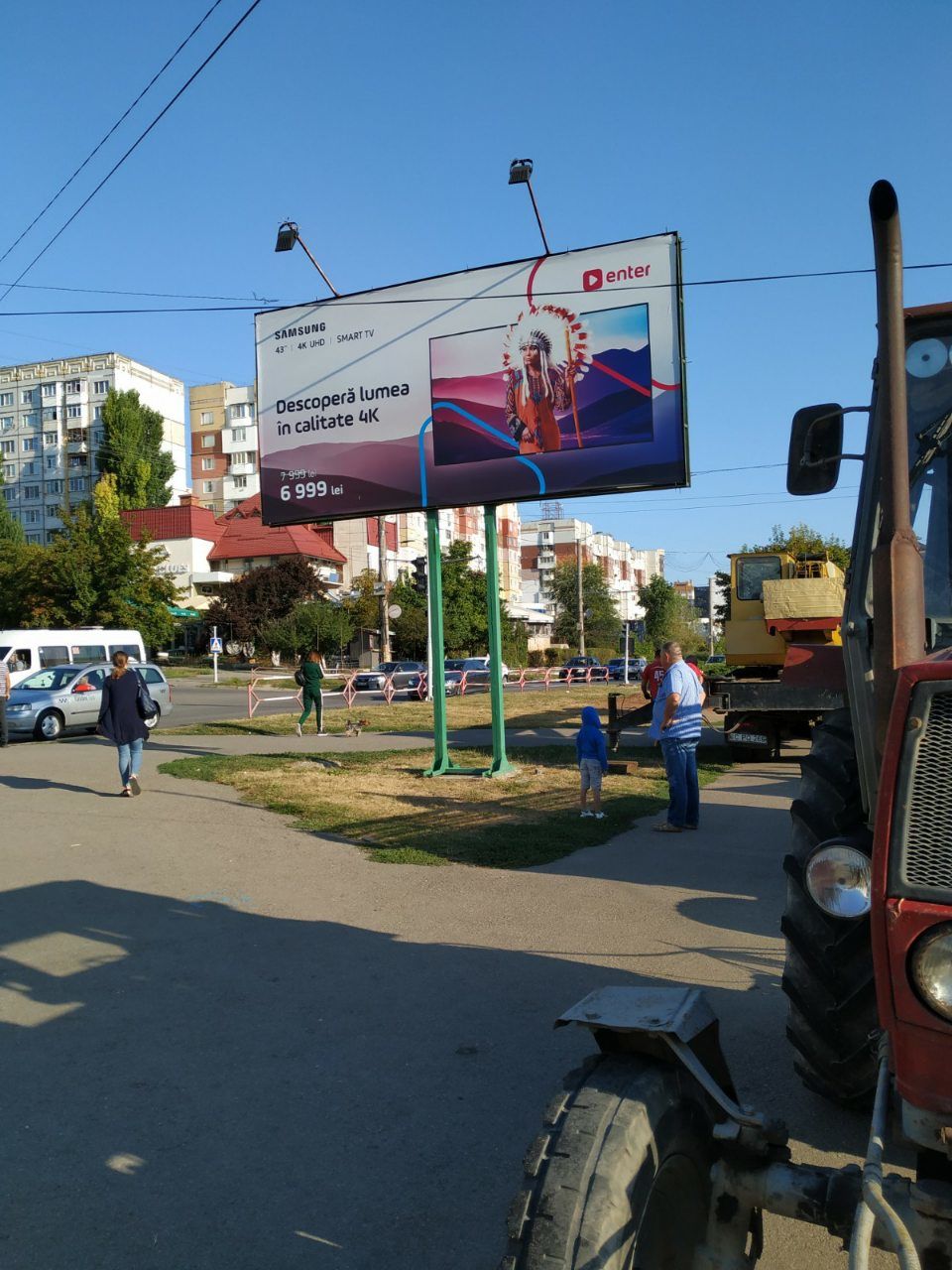 На Чеканах демонтировали рекламный щит.