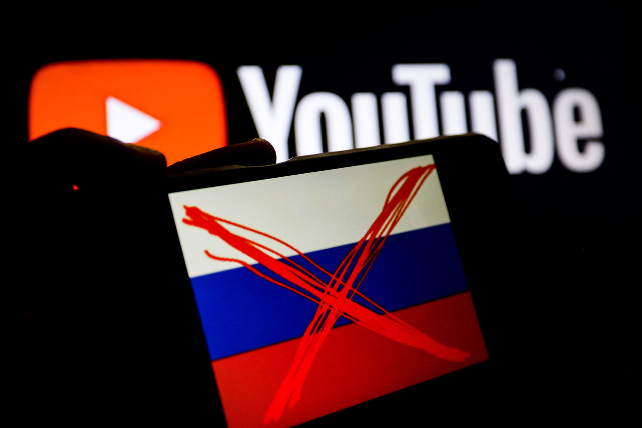 Роскомнадзор потребовал у Google разблокировать 200 российских YouTube-каналов.