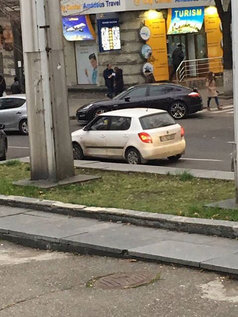 Proprietarul unui Panamera, amendat pentru parcare neregulamentară.