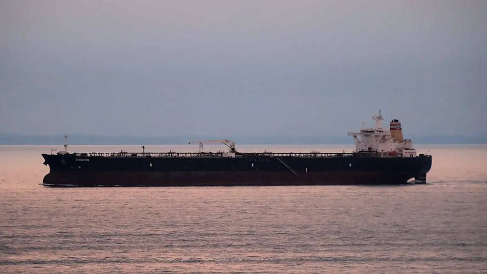 Танкер с российской нефтью дрейфует у берегов Германии.
