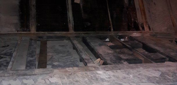 Țigări de contrabandă, ascunse în podeaua remorcii unui TIR. Foto: customs.gov.md