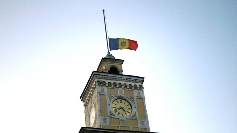 Tricolorul de pe clădirea Primăriei municipiului Chişinău a fost coborât în bernă. 