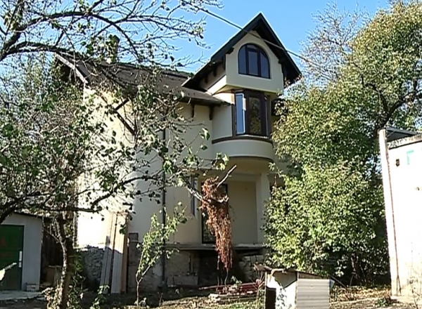 Casa din sectorul Buiucani din Chisinau care urma sa fie demolata acum o saptamana, sta si acum neatinsa.