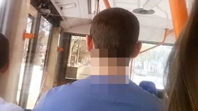 O tânără de pe Facebook, care l-a fotografiat într-un troleibuz din capitală, a presupus că acestea sunt numele iubitelor tipului Foto: kankan.md