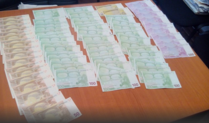 Un poliţist, reţinut după ce a cerut 30.000 de euro de la un traficant de fiinţe umane. Foto: Ministerul Afacerilor Interne