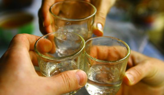 Девушка распивала алкогольные напитки со своими друзьями.    Фото: pastinfo.am
