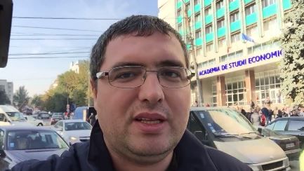 Usatîi, care se află în afara Parlamentului alături de câteva mii de persoane, este hotărât să nu-i permită președintelui PLDM, Vladimir Filat, să părăsească clădirea Legislativului „fără cătușe pe mâini”.