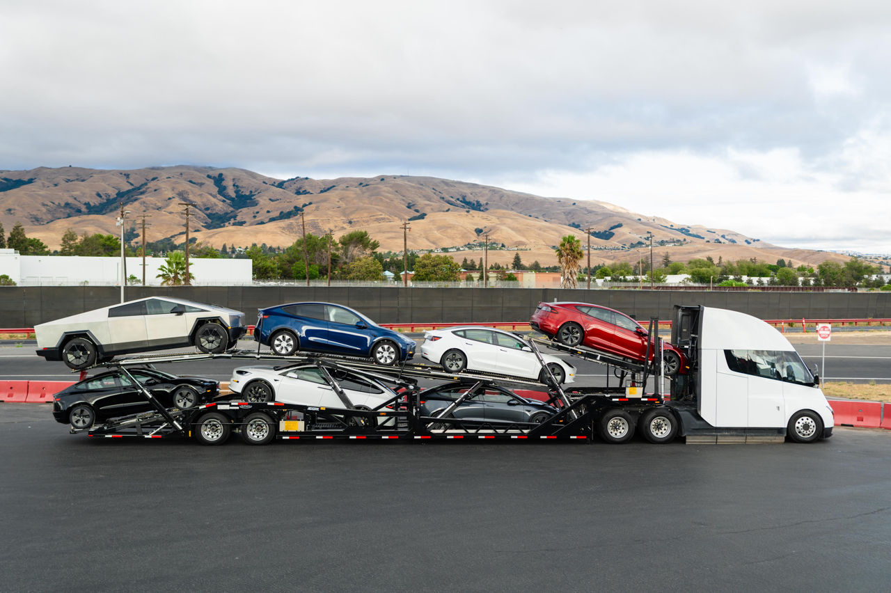 В Tesla сделали «семейное фото» всех актуальных моделей, включая Semi и Cybertruck
