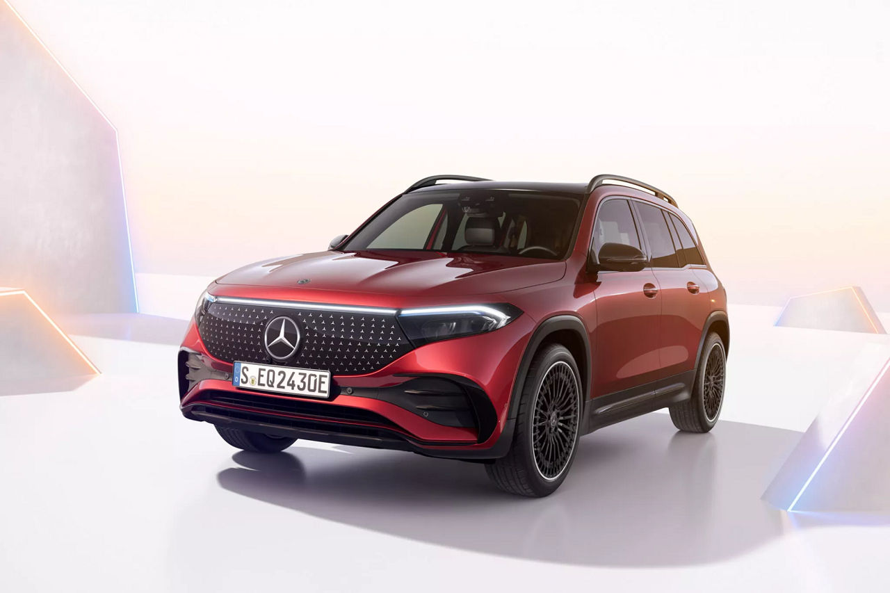 Mercedes-Benz представил обновленные электрокроссоверы EQA и EQB.