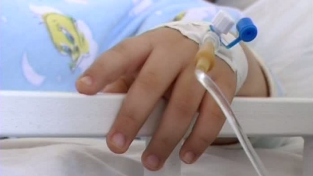 Un copil de un an şi jumătate, opărit pe 30% din suprafaţa corpului, se zbate între viaţă şi moarte la spital.