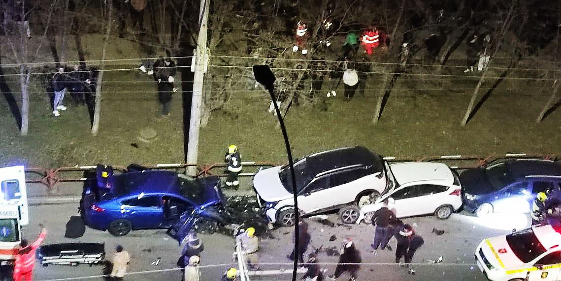 Accident grav în Capitală cu implicarea a șapte mașini: O femeie a ajuns la spital.