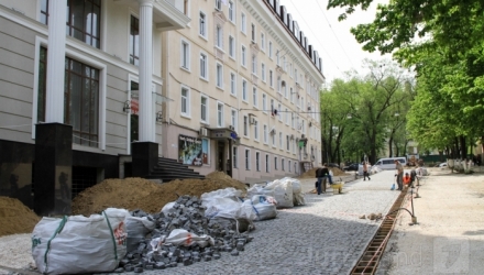 Strada pietonală prinde contur. Muncitorii lucrează de zor la pavaj. Piatra are o nuanţă gri închis și a fost adusă din România.