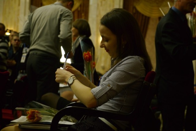 Astfel jurnalistele se vor întoarce în redacţii cu câte o lalea roşie, dăruită cu ocazia zliei de 8 martie.