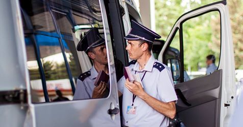 Гражданин Молдовы собирался удостоверять свою личность на территории Бельгии на основании поддельного румынского удостоверения личности. Фото: border.gov.md.