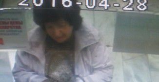 O femeie este căutată de Poliție, după ce a fost filmată de o cameră de supraveghere cum fură un telefon.
