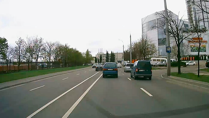 В столице водитель за рулем BMW ехал по встречке у здания ГИП.