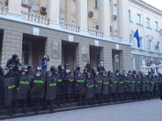 Пострадали 14 полицейских, четверо из них госпитализированы с легкими телесными повреждениями. Фото: NewsMaker