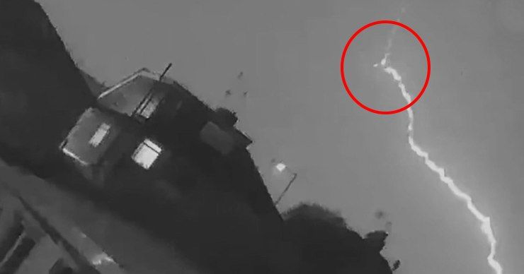 Удар молнии в пассажирский самолет в Британии попал на видео.