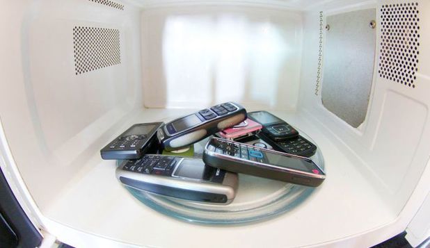 Cuptorul cu microunde blocheză semnalul GSM.