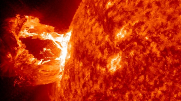 O ejecţie de masă coronală solară care se îndreaptă spre Terra.