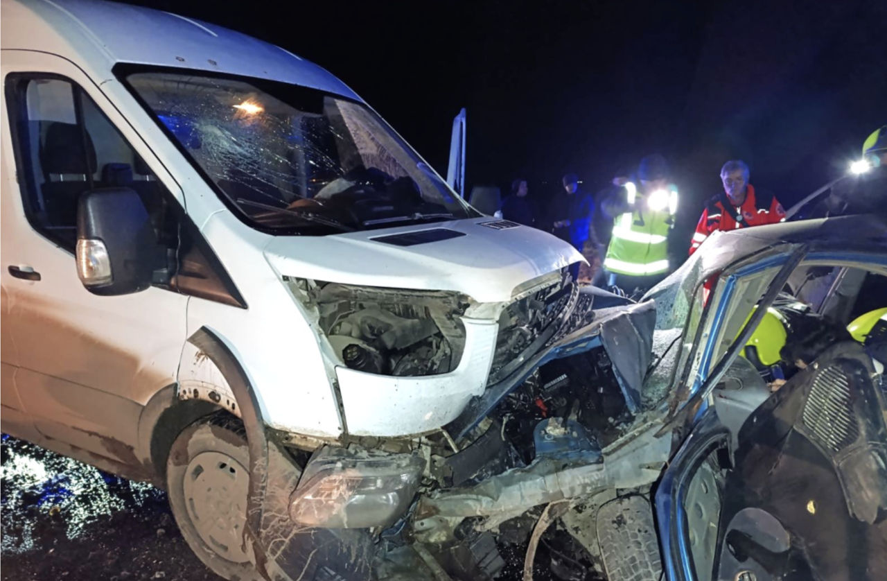 Cinci persoane, rănite într-un accident în raionul Drochia: Una dintre victime, descarcerată de salvatori.