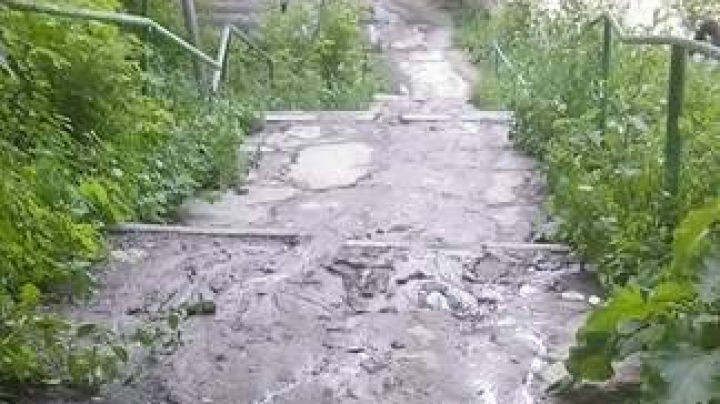 Canalizare înfundată la Malina Mică.