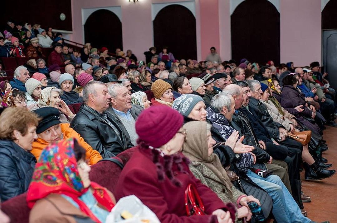 Жители города Калараш получили социальные карточки от Партии Шора.