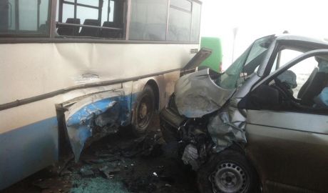 Un autobuz de pe ruta Bălţi-Grigoreşti s-a tamponat violent cu o maşină. 
